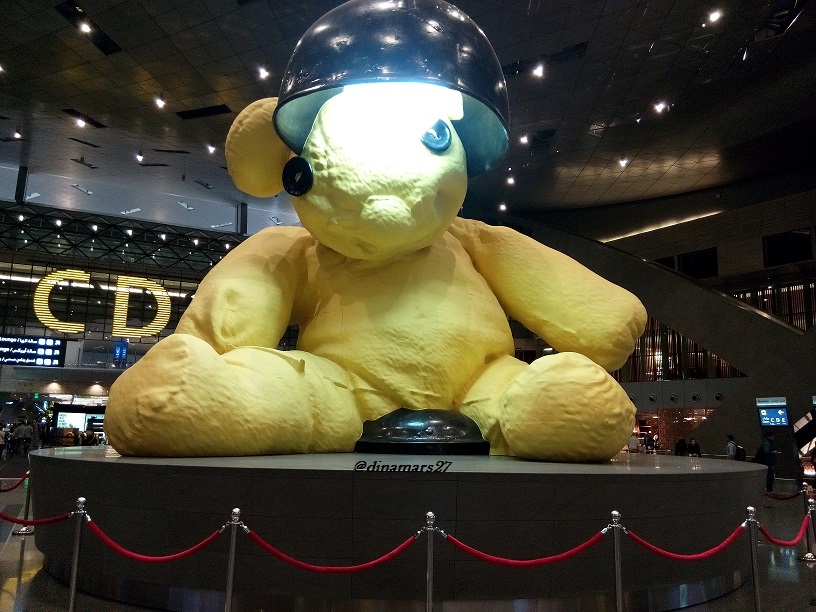 maskot bandara internasional Hamad, Doha, berupa teddy bear raksasa warna kuning. Sayangnya saya waktu itu enggak banci foto sih ya, jadi nggak ada saya di dalam foto itu. (foto: dokpri)