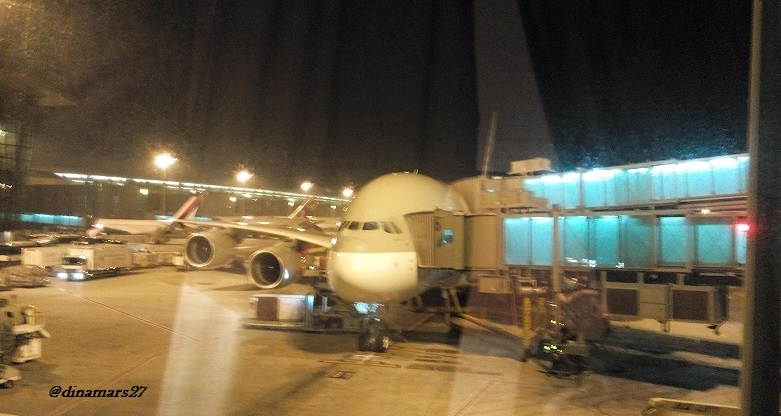 pemandangan pesawat yang menunggu penumpang dengan garbarata-nya, saya ambil dari dalam mushola bandara internasional Hamad, Doha. (foto: dokpri)